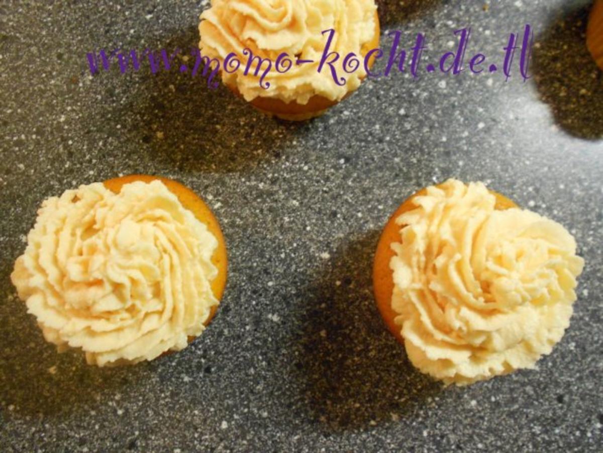 süße Kürbis-Cupcakes mit Zitronenmelissen-Frischkäse-Frosting - Rezept - Bild Nr. 20