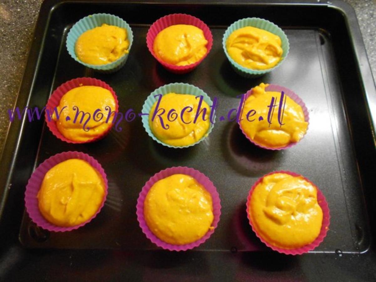 süße Kürbis-Cupcakes mit Zitronenmelissen-Frischkäse-Frosting - Rezept - Bild Nr. 16