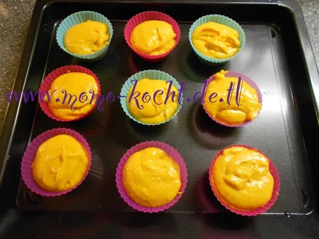 süße Kürbis-Cupcakes mit Zitronenmelissen-Frischkäse-Frosting - Rezept - Bild Nr. 16