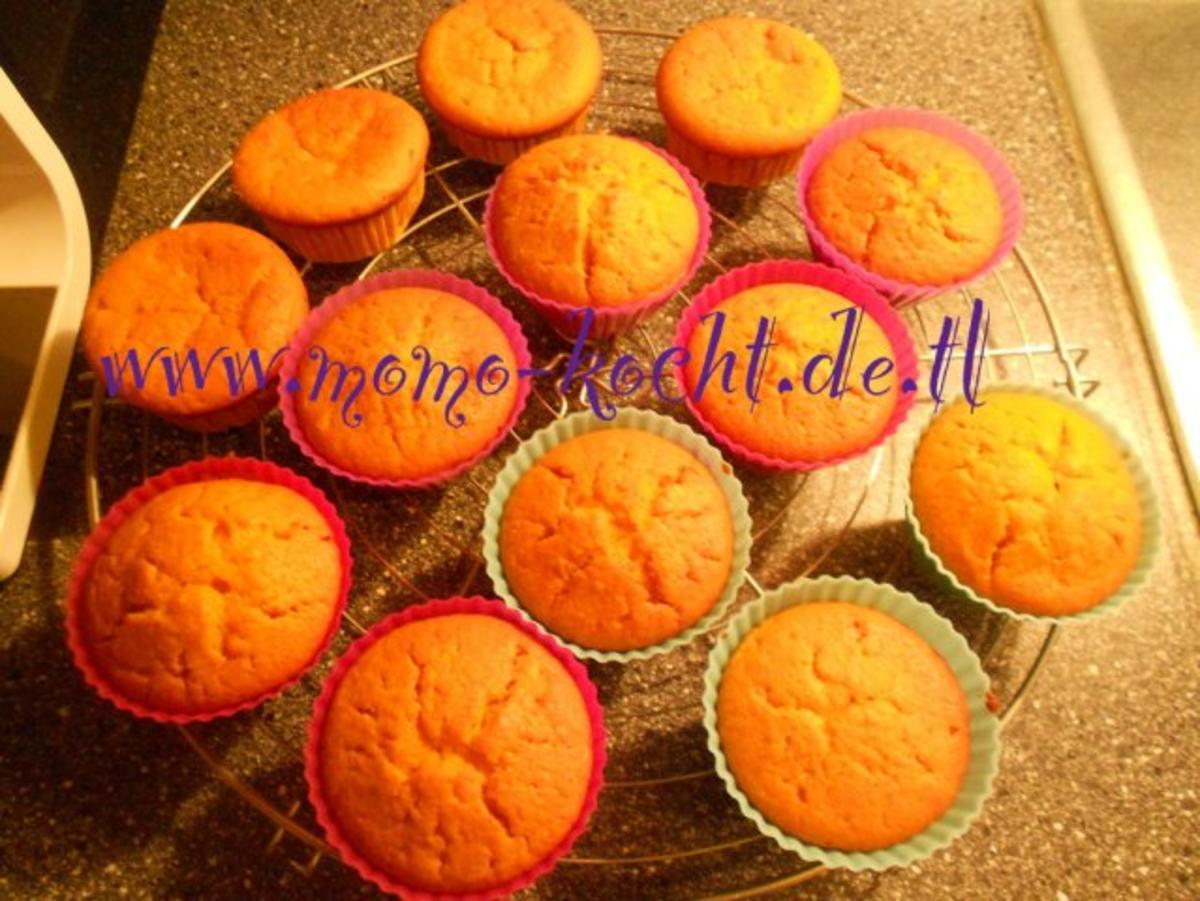 süße Kürbis-Cupcakes mit Zitronenmelissen-Frischkäse-Frosting - Rezept - Bild Nr. 17