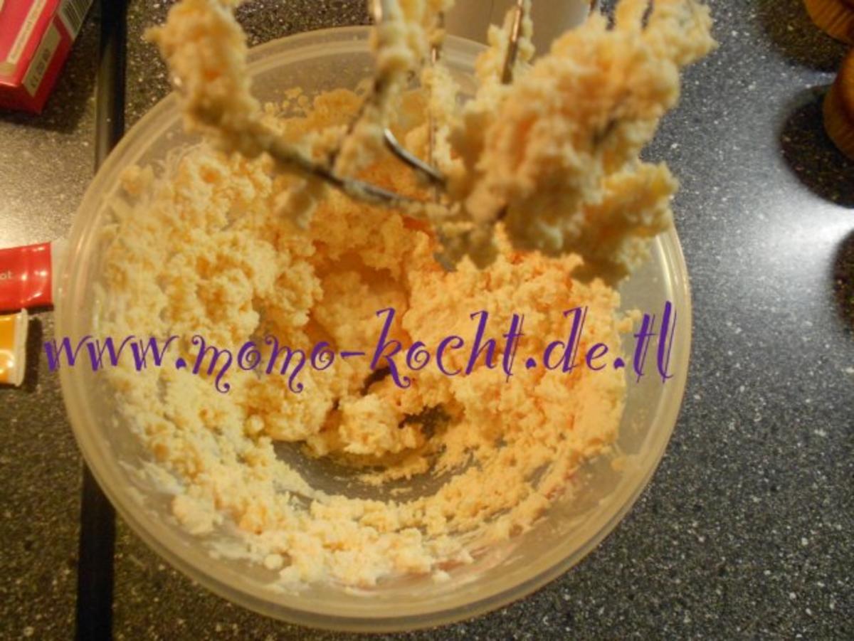 süße Kürbis-Cupcakes mit Zitronenmelissen-Frischkäse-Frosting - Rezept - Bild Nr. 19