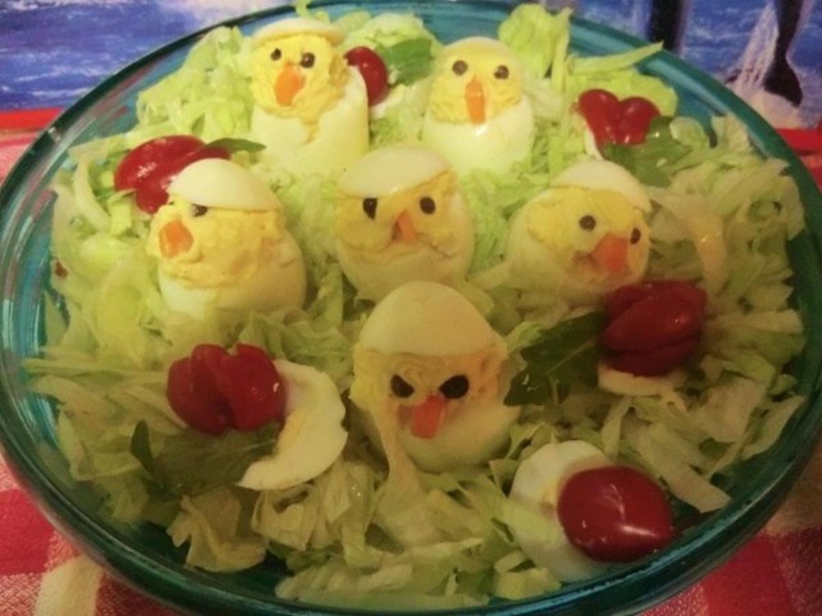 Küken, Gefüllte Eier auf Salat - einfach - von Tandora