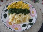 Pasta : Spinat mit Dinkel-Bandnudeln und Chili-Rührei - Rezept