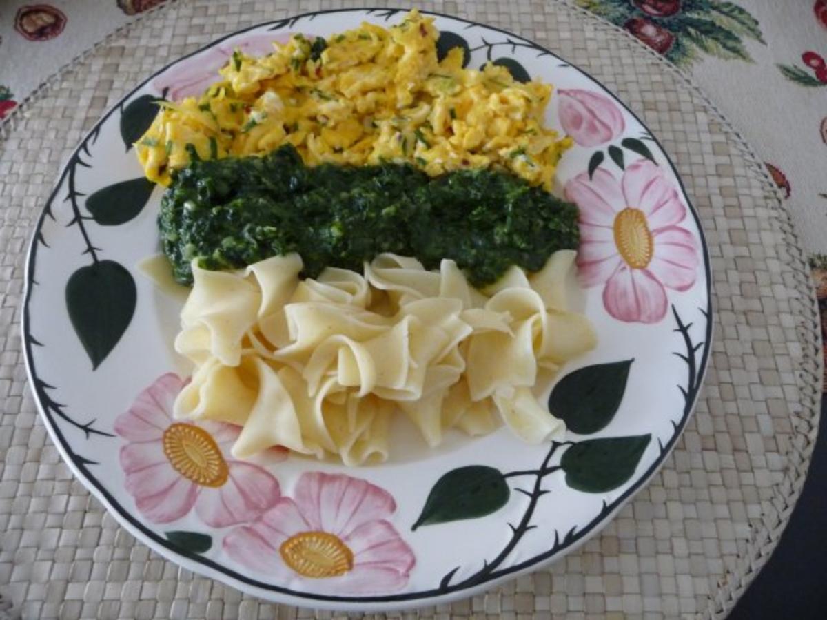 Bilder für Pasta : Spinat mit Dinkel-Bandnudeln und Chili-Rührei - Rezept