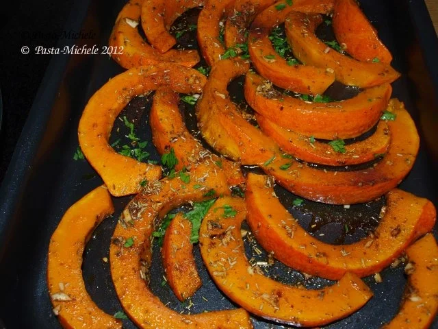 Kürbisspalten aus dem Ofen mit Kaymak-(Rahm)dip             (Zucca al forno) - Rezept - Bild Nr. 3