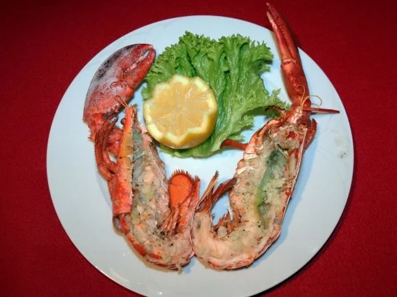 Gegrillter Lobster auf Salatstreifen mit Aiolicreme - Rezept