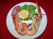 Gegrillter Lobster auf Salatstreifen mit Aiolicreme - Rezept