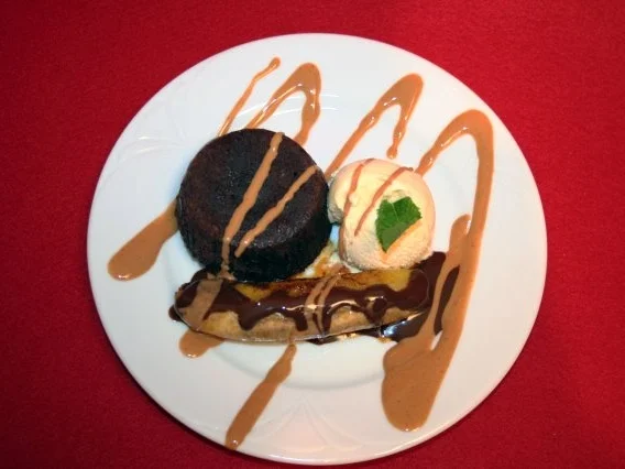 Flambierte Grillbanane mit Vanilleeis und Hot Sticky Toffee-Pudding - Rezept