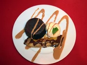 Flambierte Grillbanane mit Vanilleeis und Hot Sticky Toffee-Pudding - Rezept