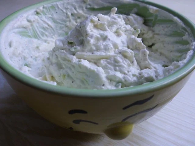 Aufstrich, deftig; Frischkäsedip mit Avocado und Zucchini - Rezept