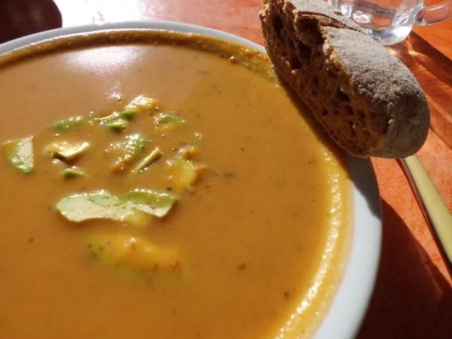 Rezept: Suppe: Kürbis-Pfaumen-Suppe mit Avocado-Topping Suppe: Kürbis-Pfaumen-Suppe mit Avocado-Topping - Rezept