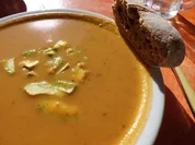 Suppe: Kürbis-Pfaumen-Suppe mit Avocado-Topping - Rezept