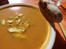 Suppe: Kürbis-Pfaumen-Suppe mit Avocado-Topping - Rezept