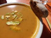 Suppe: Kürbis-Pfaumen-Suppe mit Avocado-Topping - Rezept