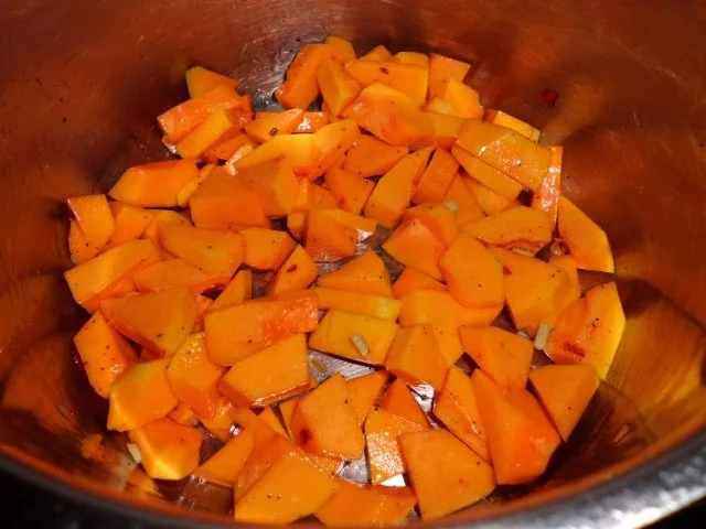 Rezept: Suppe: Kürbis-Pfaumen-Suppe mit Avocado-Topping Bild Nr. 3 Suppe: Kürbis-Pfaumen-Suppe mit Avocado-Topping - Rezept - Bild Nr. 3