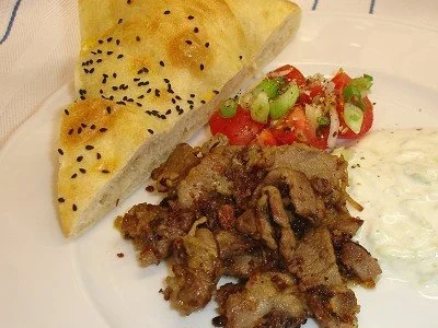 Hähnchengyros mit Tomatensalat - Rezept