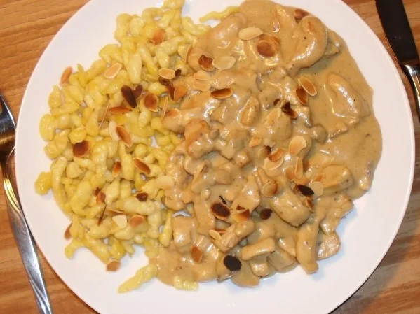 Rezept: Putengeschnetzeltes an Maronen-Marzipan-Sauce Putengeschnetzeltes an Maronen-Marzipan-Sauce - Rezept