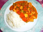 Hühnchen mit knackigem Gemüse, in Saté-Sauce - Rezept