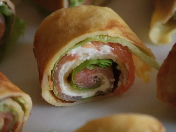 Pfannkuchenröllchen mit Apfel-Meerrettich-Frischkäse und Lachs - Rezept