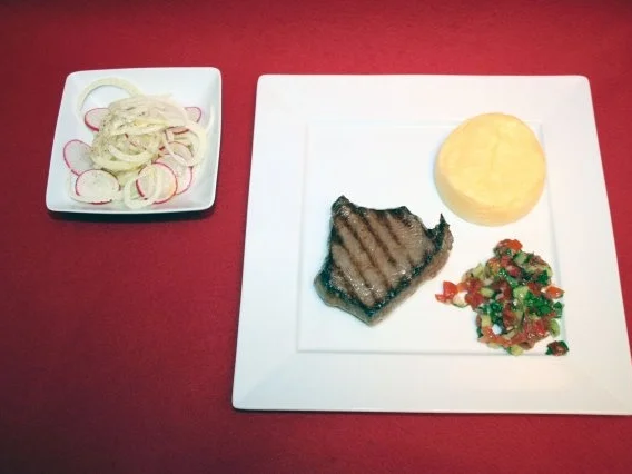 Rezept: Bio-Steak mit Polenta, Salsa-Soße und Radieschen-Fenchel-Salat Bio-Steak mit Polenta, Salsa-Soße und Radieschen-Fenchel-Salat - Rezept