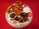 Mini-Fleischpflanzerl mit Ingwer-Chili-Dip, Raita und Tomaten-Relish - Rezept