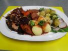 Karbonadenbraten mit rote Bete-Chilikruste, Rosenkohl und rote Bete-Sauce - Rezept