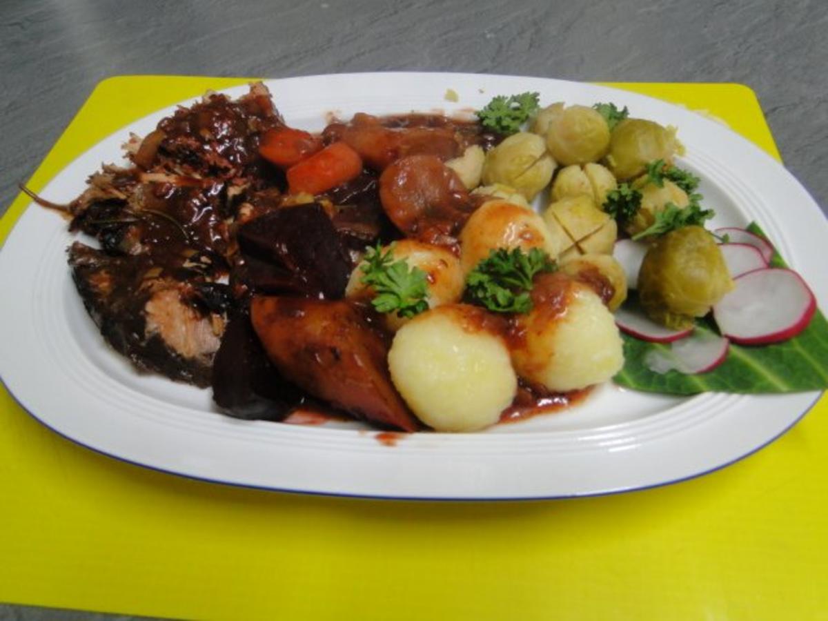 Karbonadenbraten mit rote Bete Chilikruste, Rosenkohl und rote Bete ...