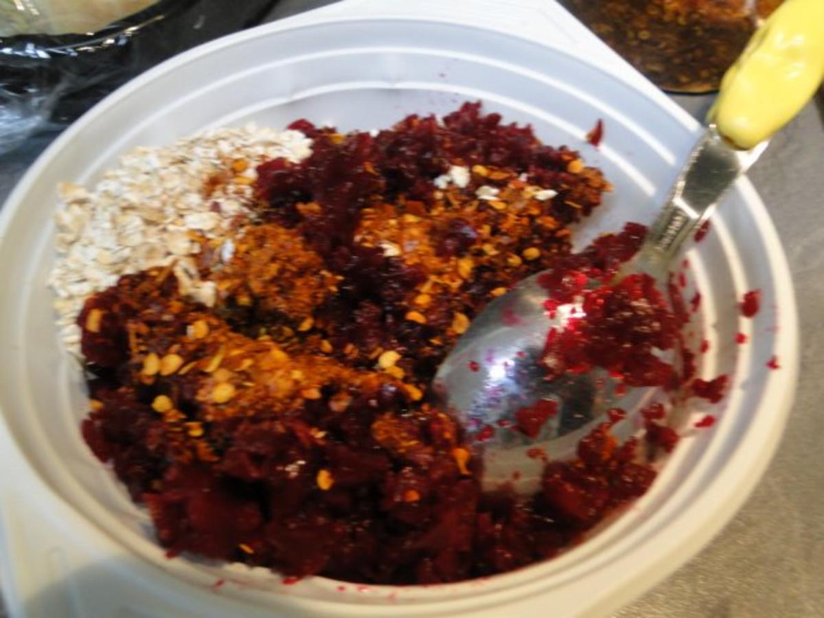 Karbonadenbraten mit rote Bete-Chilikruste, Rosenkohl und rote Bete-Sauce - Rezept - Bild Nr. 3