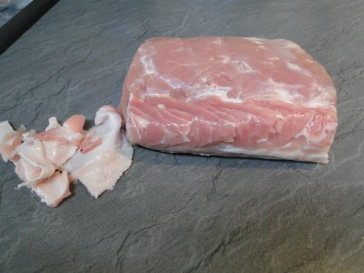 Karbonadenbraten mit rote Bete-Chilikruste, Rosenkohl und rote Bete