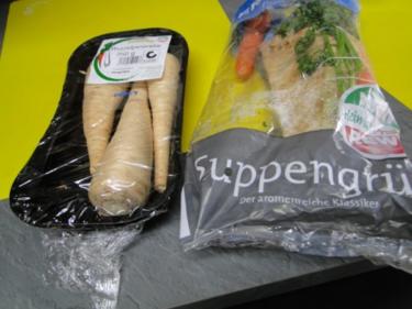 Karbonadenbraten mit rote Bete-Chilikruste, Rosenkohl und rote Bete