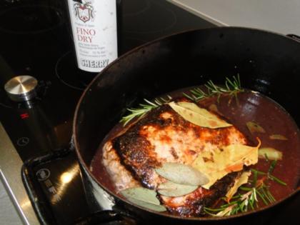 Karbonadenbraten mit rote Bete-Chilikruste, Rosenkohl und rote Bete