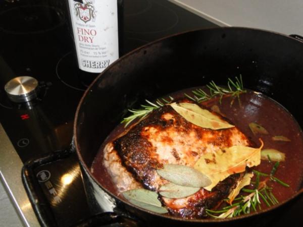 Karbonadenbraten mit rote Bete-Chilikruste, Rosenkohl und rote Bete