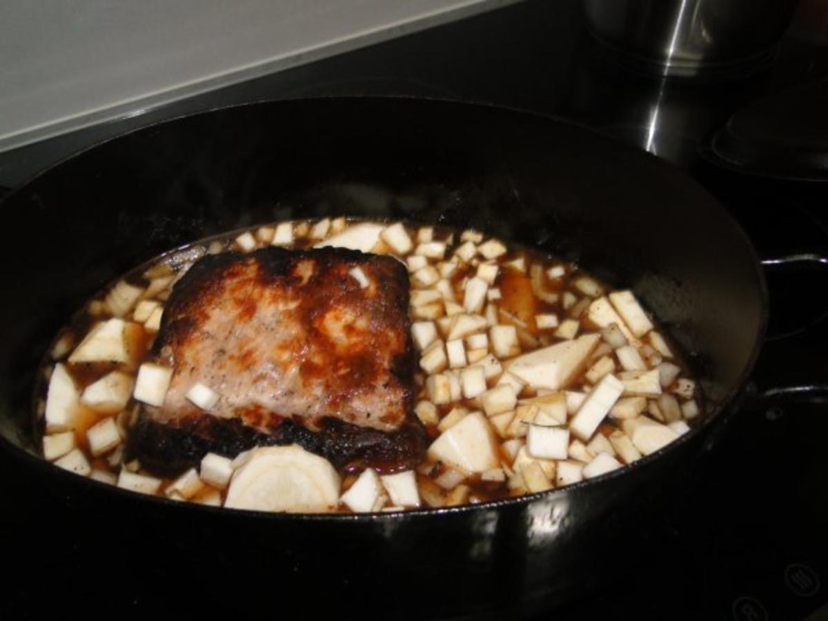 Karbonadenbraten mit rote Bete-Chilikruste, Rosenkohl und rote Bete