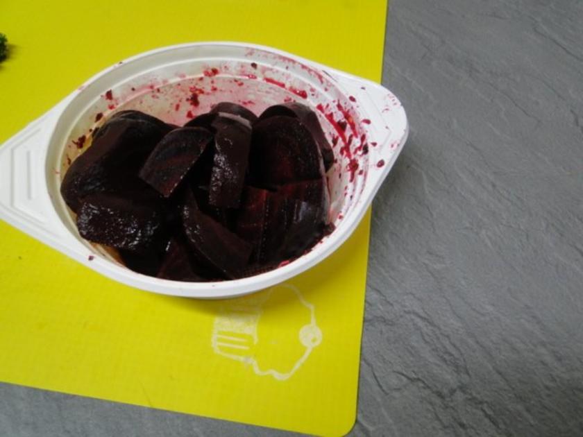 Karbonadenbraten mit rote Bete Chilikruste, Rosenkohl und rote Bete ...