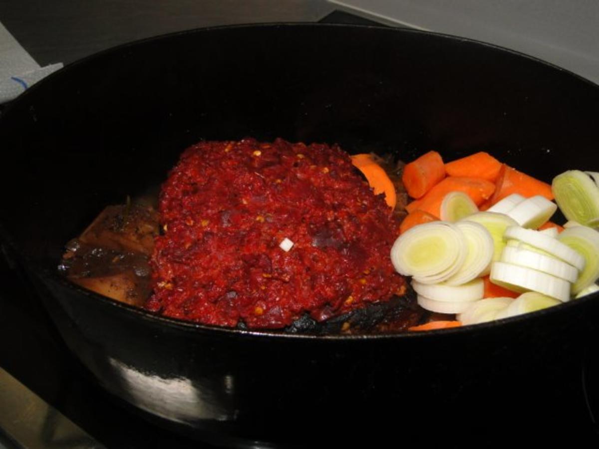 Karbonadenbraten mit rote Bete Chilikruste, Rosenkohl und rote Bete ...
