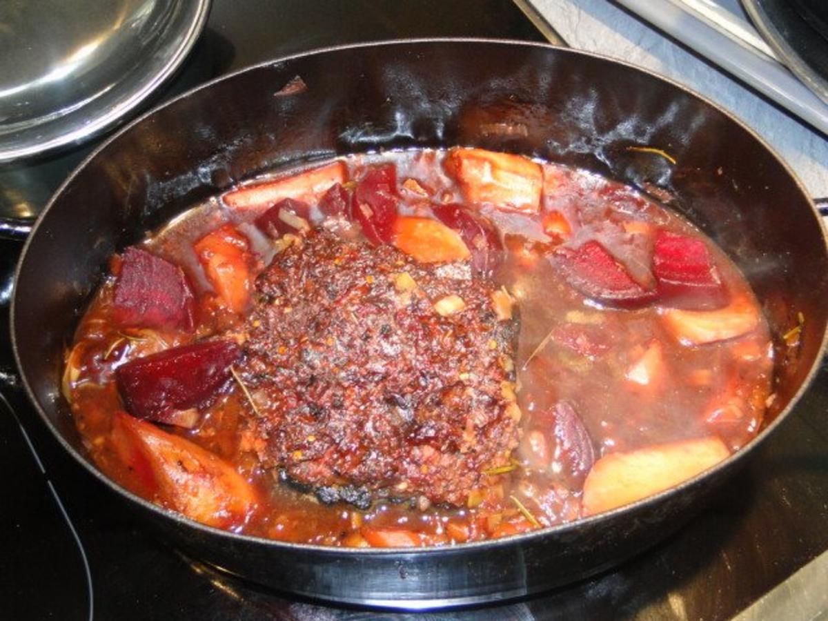 Karbonadenbraten mit rote Bete Chilikruste, Rosenkohl und rote Bete ...