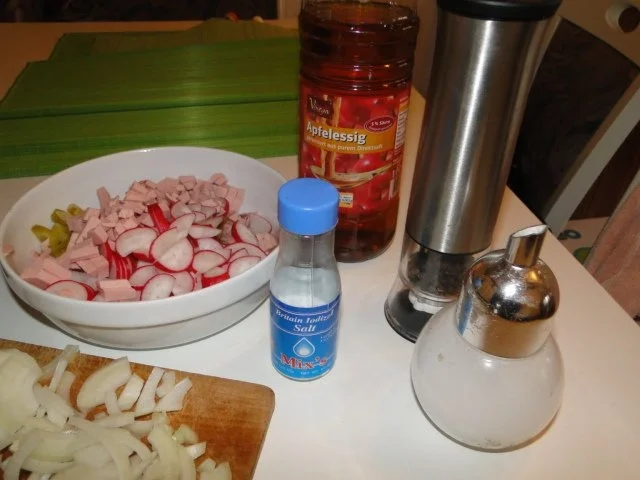 Rezept: Wurstsalat mit Bratkartoffel, wir brauchten eine Grundlage, (ausnahmsweise mal mit Bild) Bild Nr. 4 Wurstsalat mit Bratkartoffel, wir brauchten eine Grundlage, (ausnahmsweise mal mit Bild) - Rezept - Bild Nr. 4