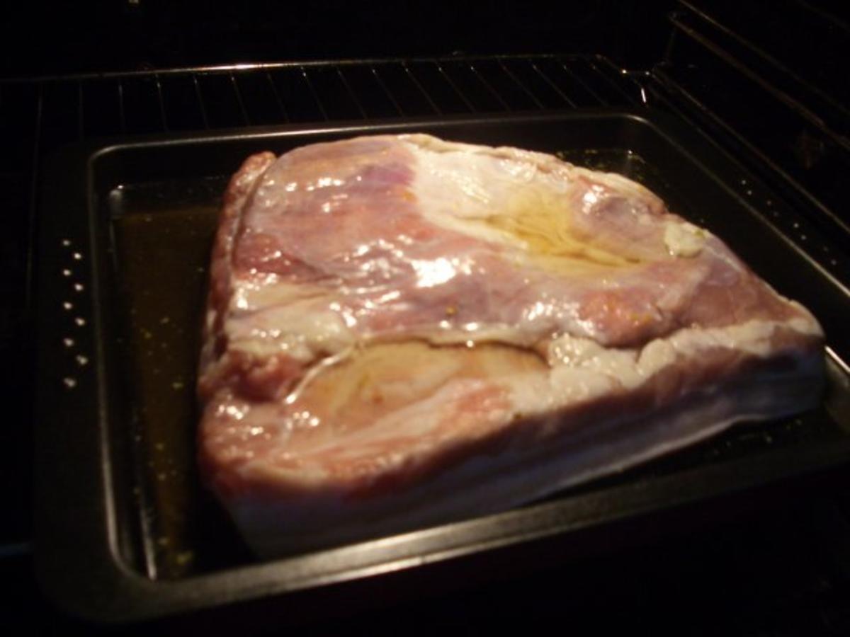 Krustenbraten  -  Schweinebauch mager ohne Knochen aber mit Schwarte - Rezept - Bild Nr. 2