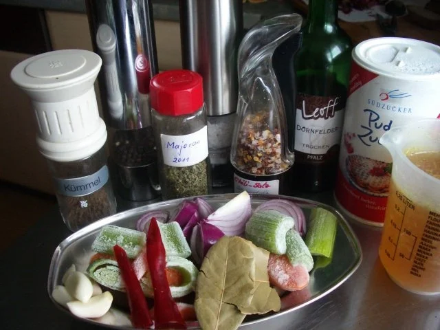 Krustenbraten  -  Schweinebauch mager ohne Knochen aber mit Schwarte - Rezept - Bild Nr. 3