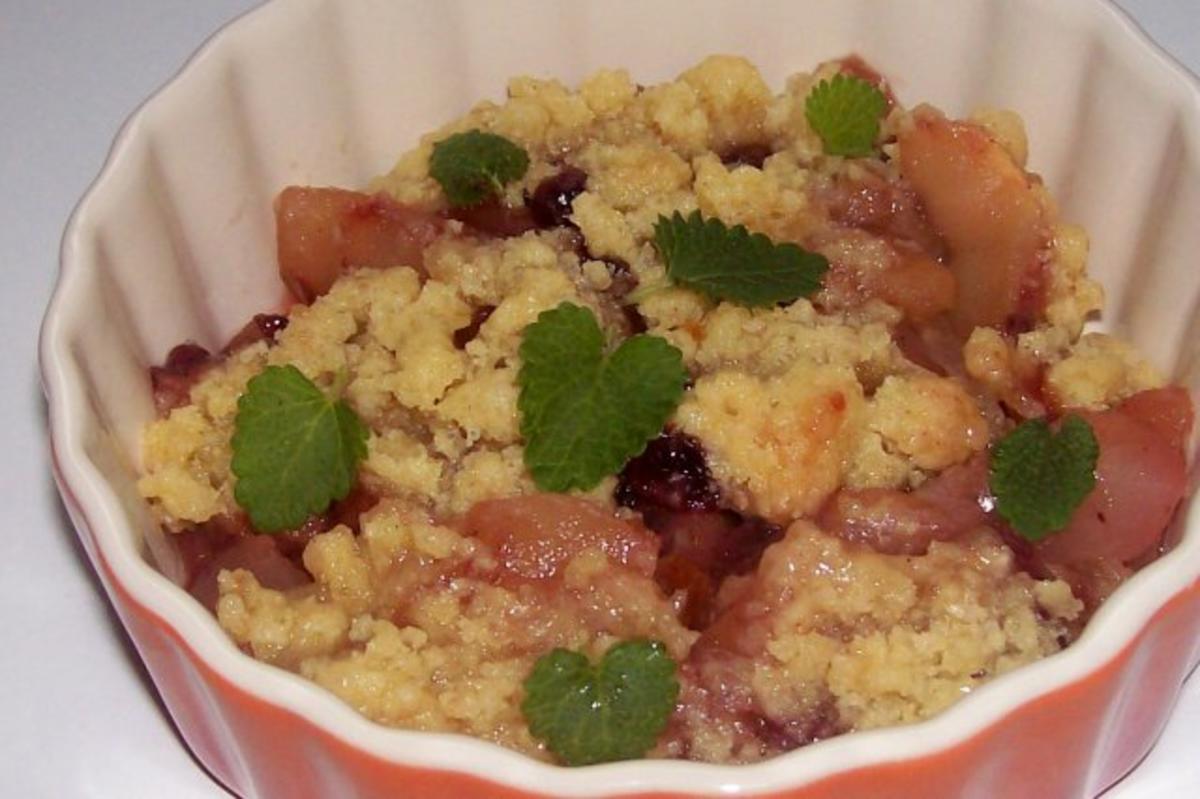 Bilder für Dessert: Lebkuchen-Crumble mit Apfel, Birne und Preiselbeeren - Rezept