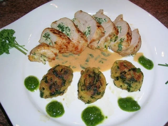 Hühnerbrust, gefüllt mit Ricotta und Bärlauch an Brot-Bärlauch-Nocken - Rezept