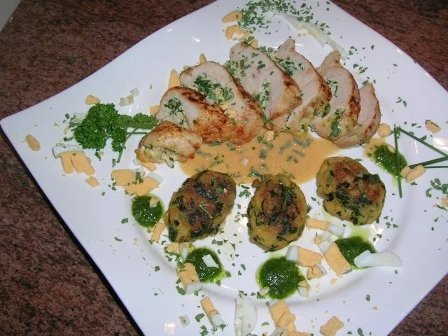 Hühnerbrust, gefüllt mit Ricotta und Bärlauch an Brot-Bärlauch-Nocken - Rezept - Bild Nr. 4