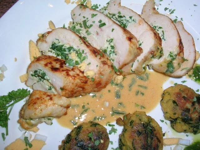 Hühnerbrust, gefüllt mit Ricotta und Bärlauch an Brot-Bärlauch-Nocken - Rezept - Bild Nr. 2