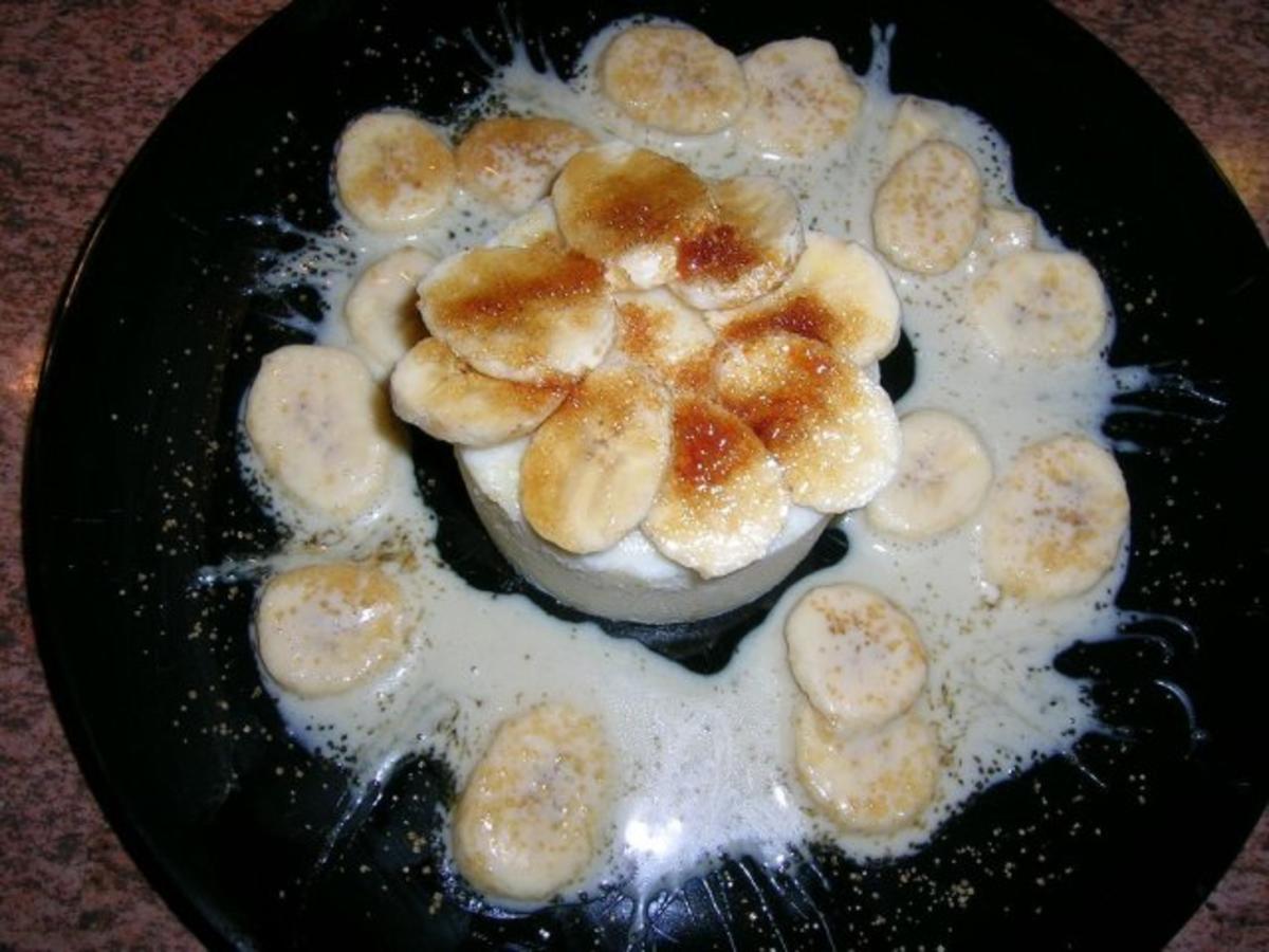 Bananen-Grießflammerie mit Bananen-Karamell-Sauce - Rezept - kochbar.de