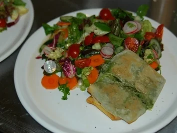 Filoteigtaschen mit Zucchini und Schafskäse - Rezept