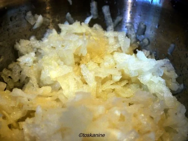 Birnen-Ziegenkäse-Ravioli mit Salbei-Knoblauch-Butter - Rezept - Bild Nr. 3