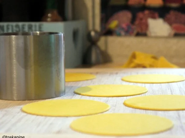 Birnen-Ziegenkäse-Ravioli mit Salbei-Knoblauch-Butter - Rezept - Bild Nr. 7