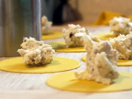 Birnen-Ziegenkäse-Ravioli mit Salbei-Knoblauch-Butter - Rezept - Bild Nr. 8