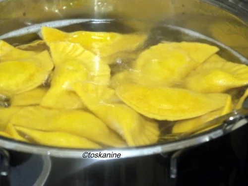 Birnen-Ziegenkäse-Ravioli mit Salbei-Knoblauch-Butter - Rezept - Bild Nr. 13