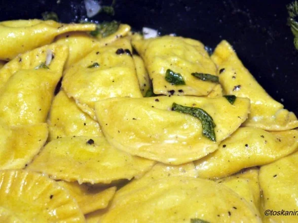 Birnen-Ziegenkäse-Ravioli mit Salbei-Knoblauch-Butter - Rezept - Bild Nr. 15